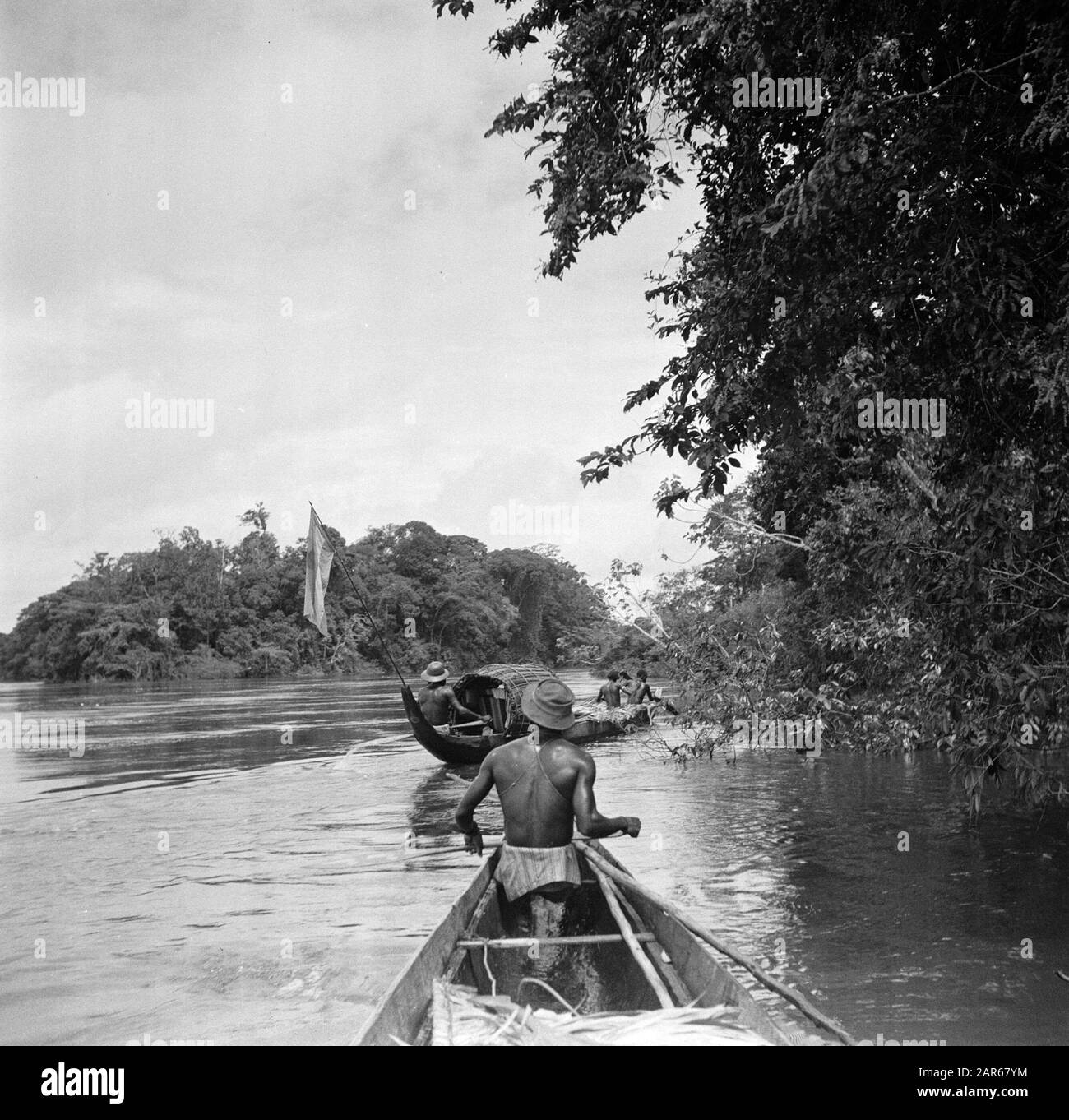 Viaggio in Suriname e le Antille Olandesi Korjalen sul Marowijnerivier Data: 1947 luogo: Marowijne, Suriname Parole Chiave: Fiumi, canottaggio, navi Foto Stock