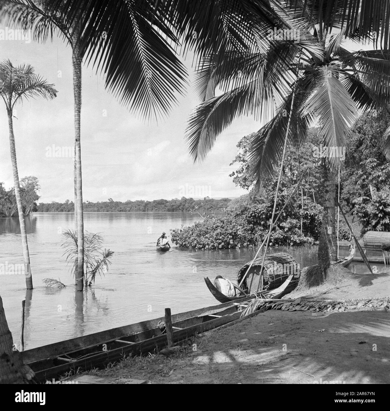 Viaggio in Suriname e le Antille Olandesi Korjaal sulle rive del Marowijnerivier vicino Langetabbetje Data: 1947 Località: Langatabbetje, Marowijne, Suriname Parole Chiave: Fiumi, navi Foto Stock
