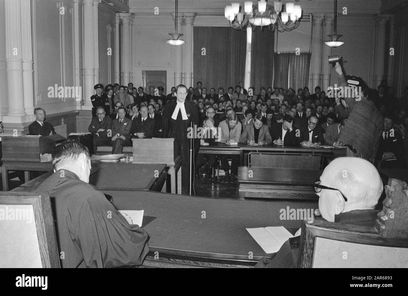Azione intermedia dei datori di lavoro contro i sindacati in relazione allo sciopero dei rimorchiatori, Rotterdam; quadro generale, (Midde mr. De Groot parlare per datori di lavoro/Data: 4 febbraio 1971 Località: Rotterdam, Zuid-Holland Parole Chiave: GEDCARENATURE, SINDACATI, datori di lavoro, rimorchiatori, scioperi Foto Stock