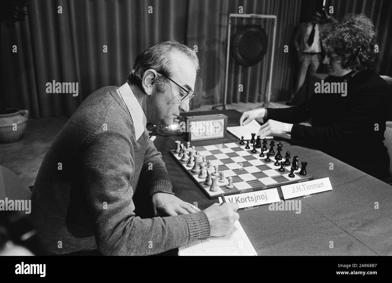 Chess Tweekamp Timman vs Kortsnoj al KRO in Hilversum Kortsnoj (l) e Timman durante il primo lotto Data: 6 dicembre 1982 luogo: Hilversum, Noord-Holland Parole Chiave: Scacchiere, scacchi partite, scacchi Nome personale: Korchnoi, Viktor, Timman, Jan nome istituzione: Kro Foto Stock