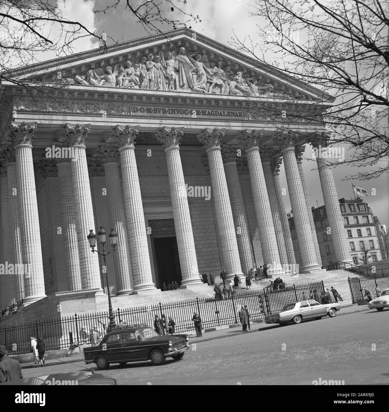Pariser Bilder [Paris Street Life] l'Ãglise de la Madeleine Data: 1965 luogo: Francia, Parigi Parole Chiave: Chiese, monumenti, sculture di strada Foto Stock
