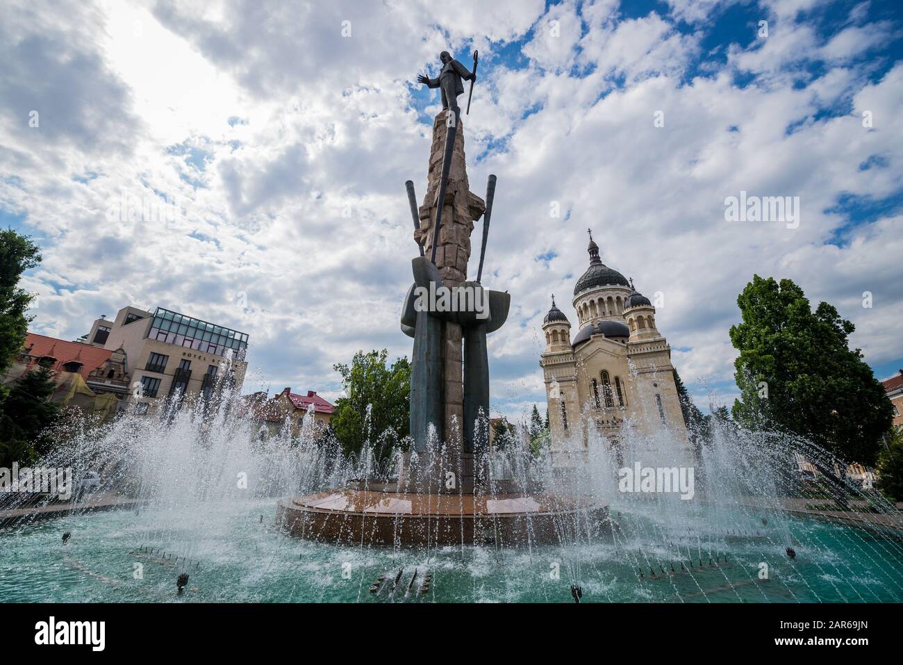 Avram Iancu statua e fontana e il rumeno Cattedrale ortodossa della Dormizione della Theotokos su Avram Iancu Square in Cluj Napoca città in Romania Foto Stock