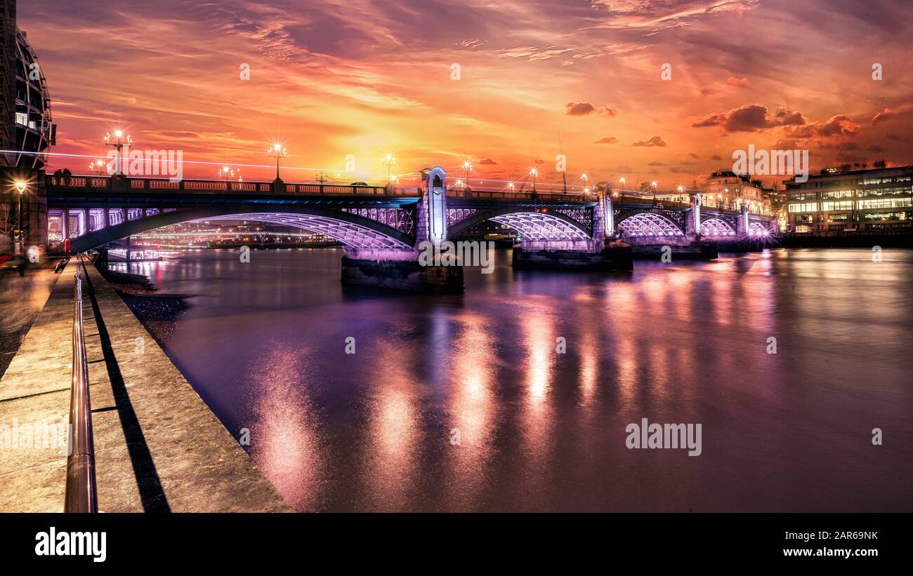 Southwark Bridge, Londra, Regno Unito, Fa Parte Del Progetto Illuminato River. Foto Stock