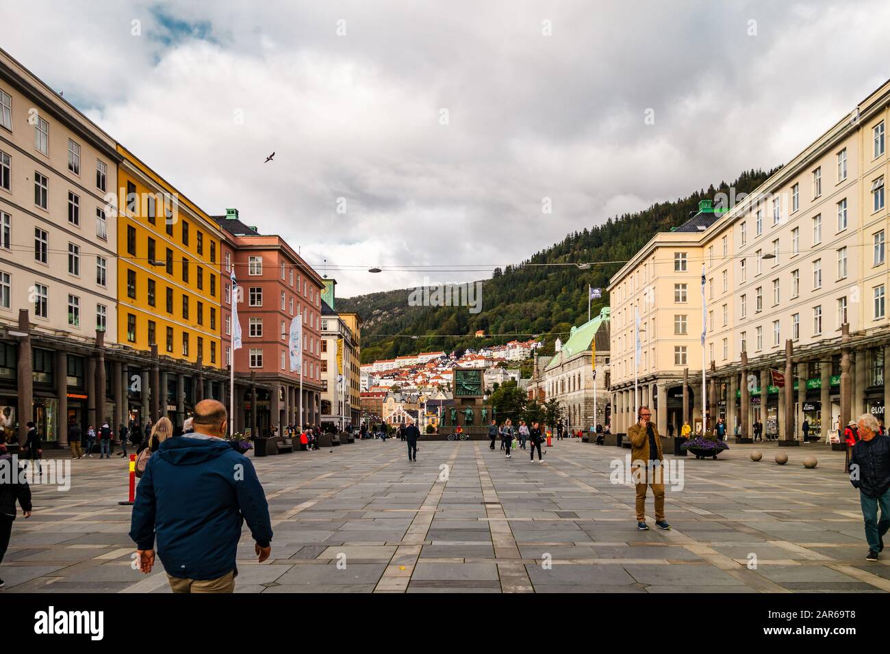 Editoriale 09.03.2019 Bergen Norvegia la Sjøfartsmonumentet realizzata da Dyre Vaa nel cuore della città di Torgallmenningen, la piazza principale della città Foto Stock