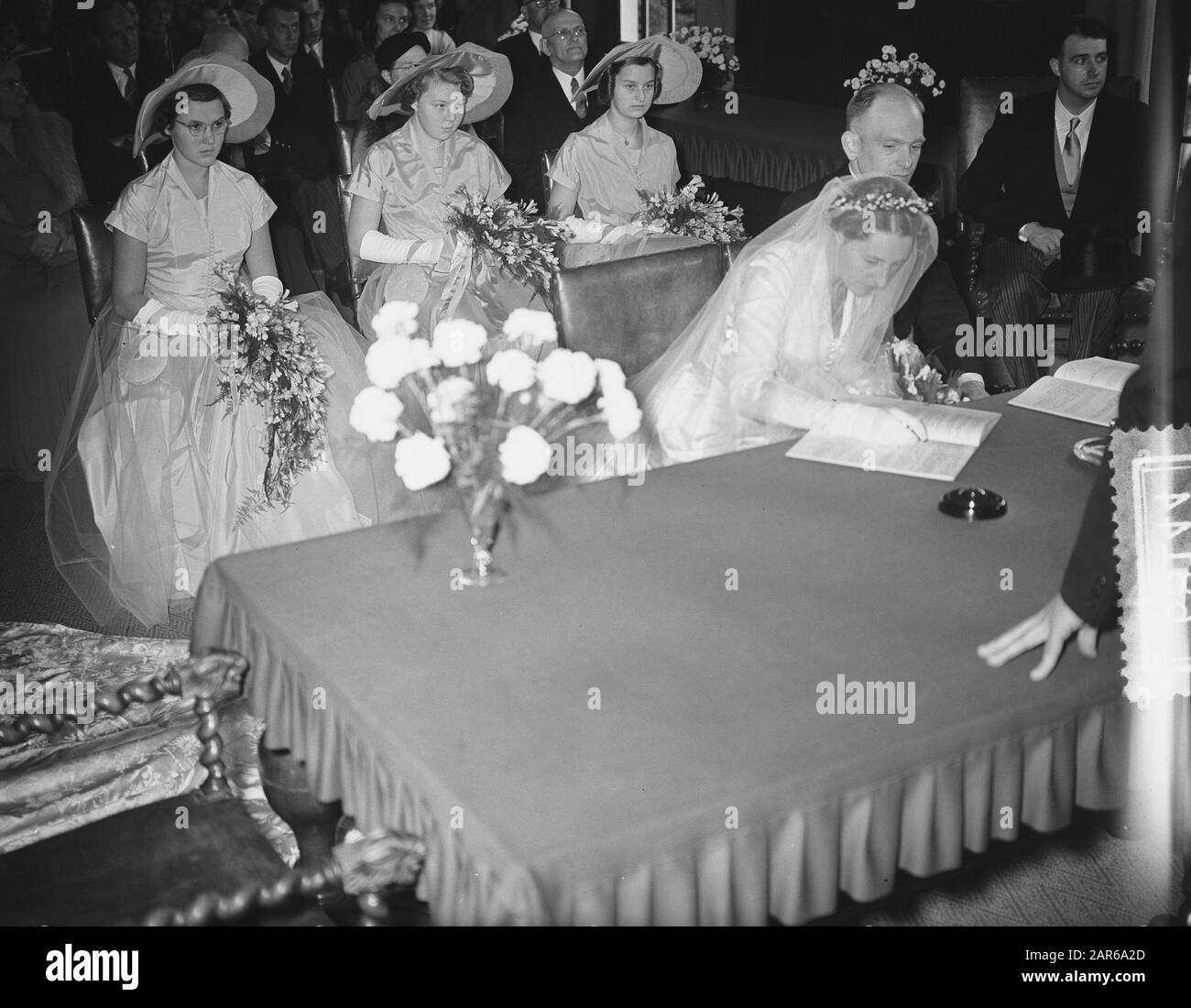 Matrimonio Madonkvrouw-Baronesse van Randwijk, segretario della principessa Wilhelmina e sig. Thijs Booy, segretario privato Principessa Wilhelmina, Gorsel/Data: 30 ottobre 1954 luogo: Gorssel Parole Chiave: Matrimonio, segretari, segretari Nome personale: Jonkvrouw-Baronesse van Randwijk Foto Stock