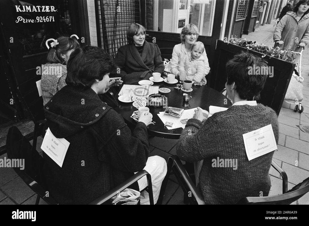 Nazionale donne sciopero giorno, colpisce le donne su una terrazza di Amsterdam con segni di sciopero sulla schiena Data: 30 marzo 1981 Località: Amsterdam, Noord-Holland Parole Chiave: Scioperi, donne Foto Stock