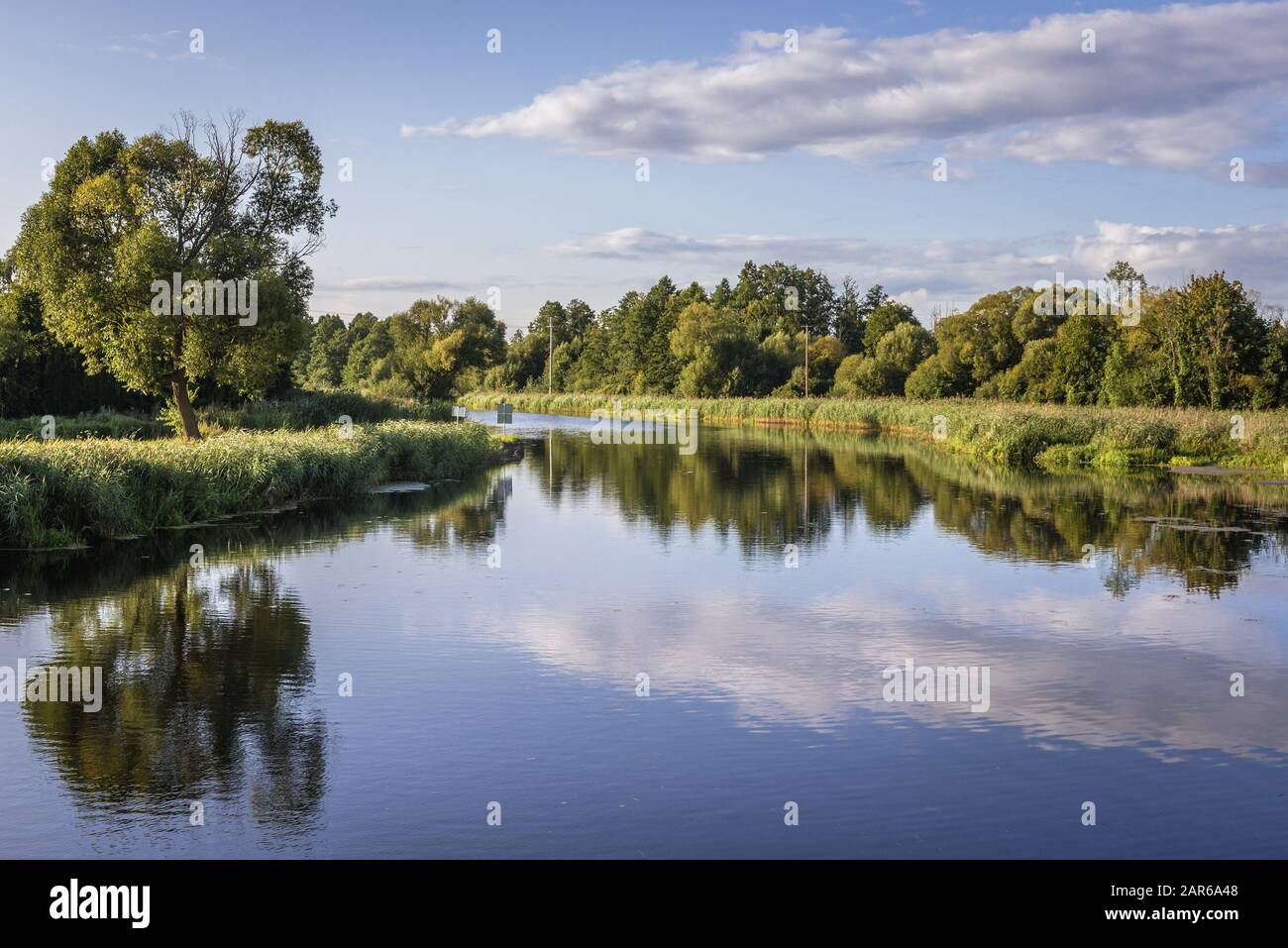 Fiume Biebrza visto da un ponte vicino al Debowo Lock sul canale Augustow, vicino al villaggio di Debowo, Podlaskie Voivodato in Polonia Foto Stock