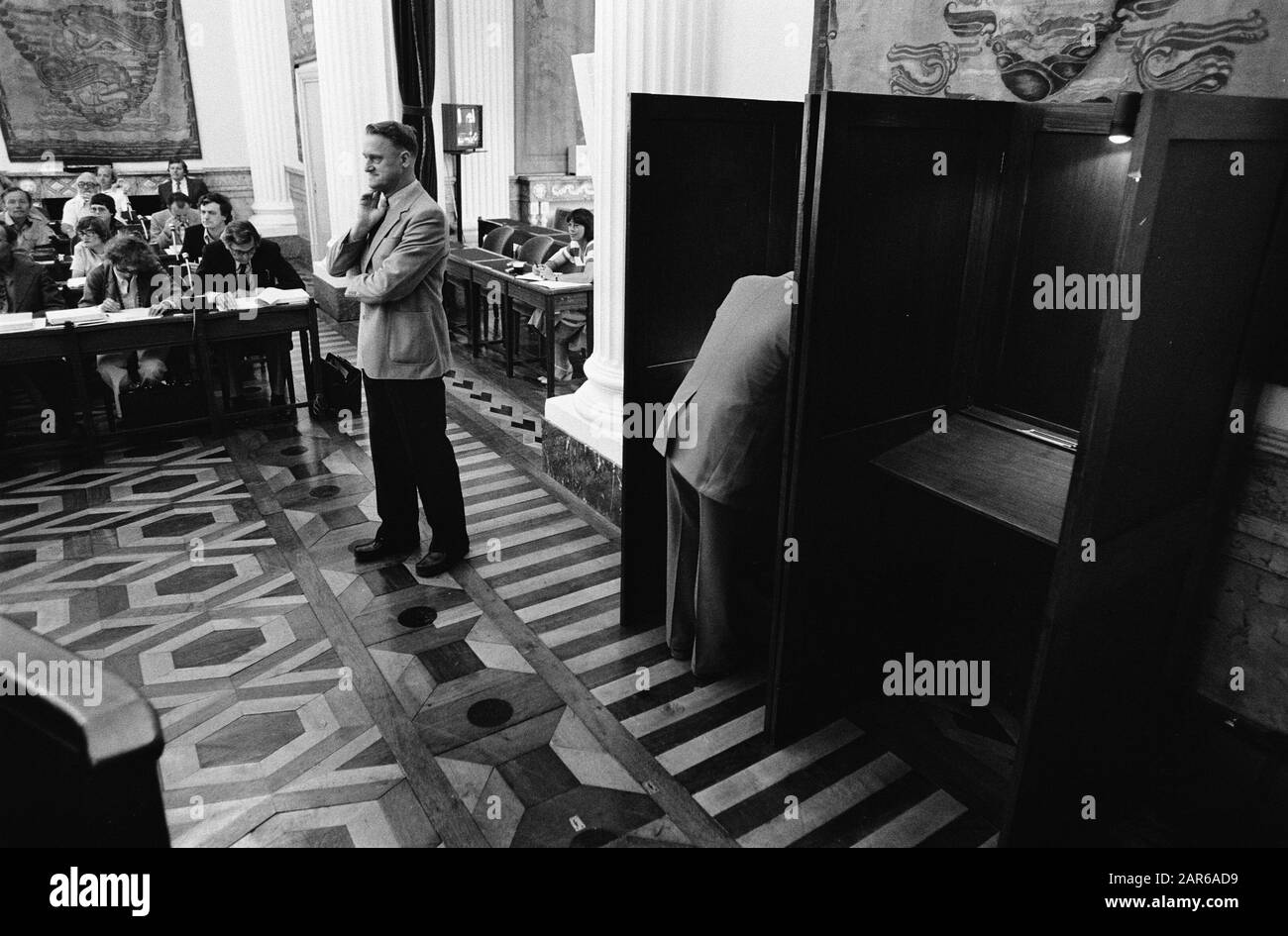 I membri delle 11 commissioni provinciali del nostro paese hanno eletto una nuova Casa, che è stata completamente dissolta da un emendamento di legge/terra Data: 1 giugno 1981 Parole Chiave: MPS, elezioni Foto Stock