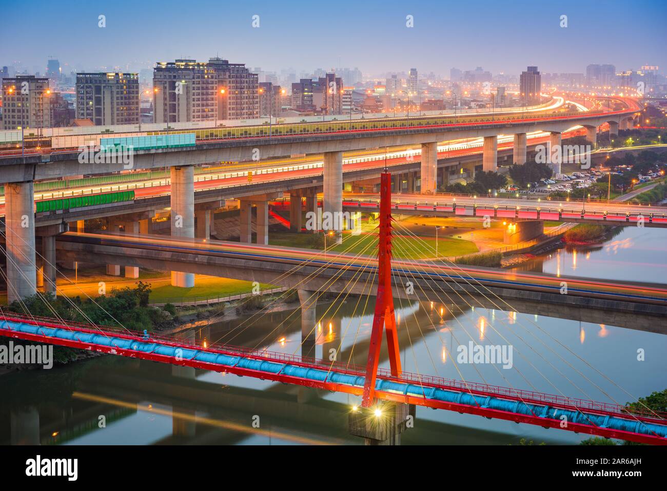 Taipei, Taiwan ponti e strade sul fiume Keelung al tramonto. Foto Stock