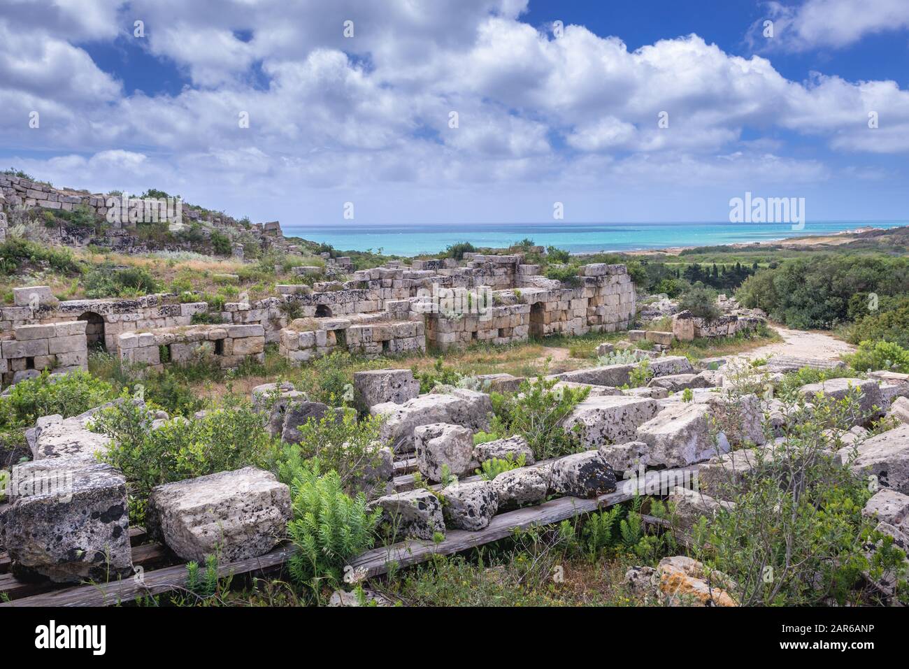 Rovine accanto alla porta Nord dell'Acropoli di Selinunte antica città greca sulla costa sud occidentale della Sicilia in Italia Foto Stock
