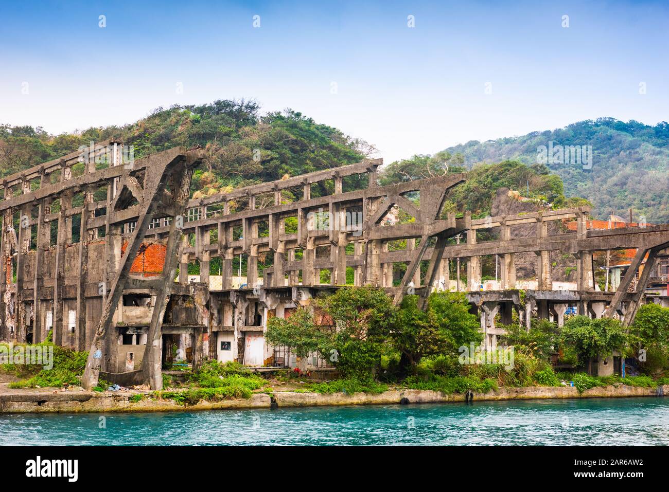 Keelung, Taiwan vecchie rovine di un cantiere navale sull'acqua. Foto Stock