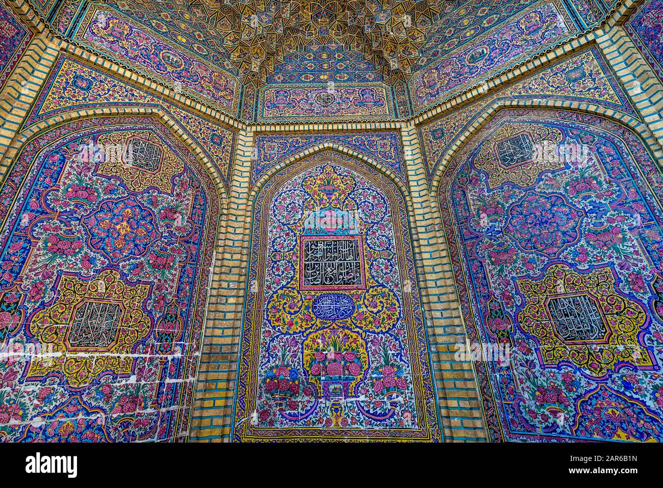 Pareti piastrellate in cosiddetti rosa (la Moschea di Nasir ol Molk Moschea) in Gowad-e-Araban distretto di Shiraz, la capitale della provincia di far in Iran Foto Stock