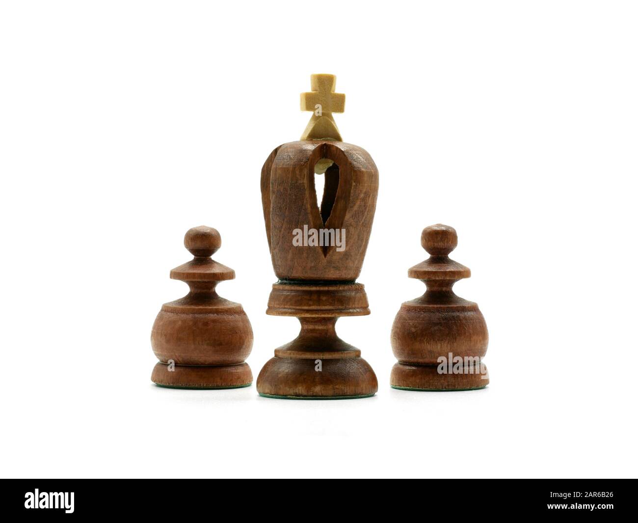Concetto Di Leadership: Pezzo Di Scacchi Re Nero Con Due Pawns, Isolato Su Sfondo Bianco Foto Stock