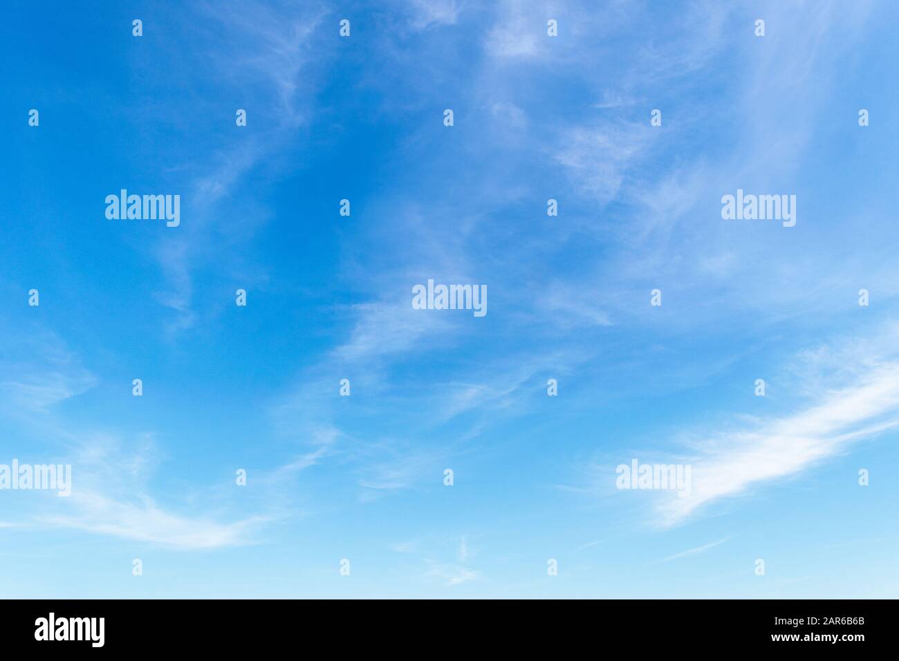 Cielo blu con nube di cirrus. E 'di giorno compensazione e buon tempo al mattino. È il momento migliore per viaggiare in vacanza. Foto Stock