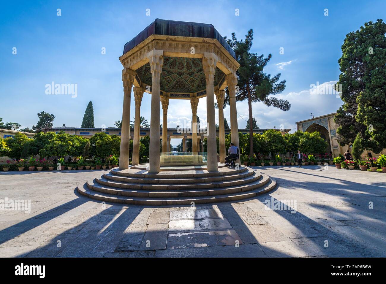 Il padiglione sulla tomba di Hafez memorial hall chiamato Hafezieh di Shiraz, la capitale della provincia di far in Iran Foto Stock