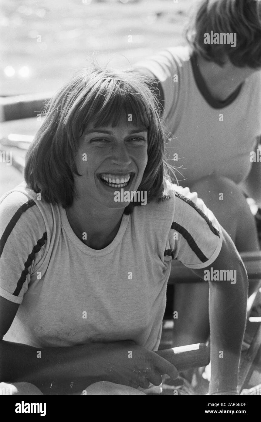 Campionati nazionali di canottaggio al Bosbaan 1975, terzo giorno Liesbeth Vosmaer Annotazione: Marginal negativity strip: Nr 21 Winning Ladies-Eight Data: 2 agosto 1975 Località: Amsterdam, Noord-Holland Parole Chiave: Ritratti, barche a remi, canottaggio, concorso Nome Persona: Vosmaer, Liesbeth Foto Stock