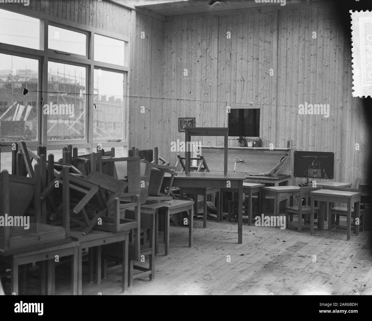 Stormschade Amsterdam, tetto di scuola di stoccaggio West Data: 23 Dicembre 1954 luogo: Amsterdam, Noord-Holland Parole Chiave: STORMSCHAGE, tetti Foto Stock