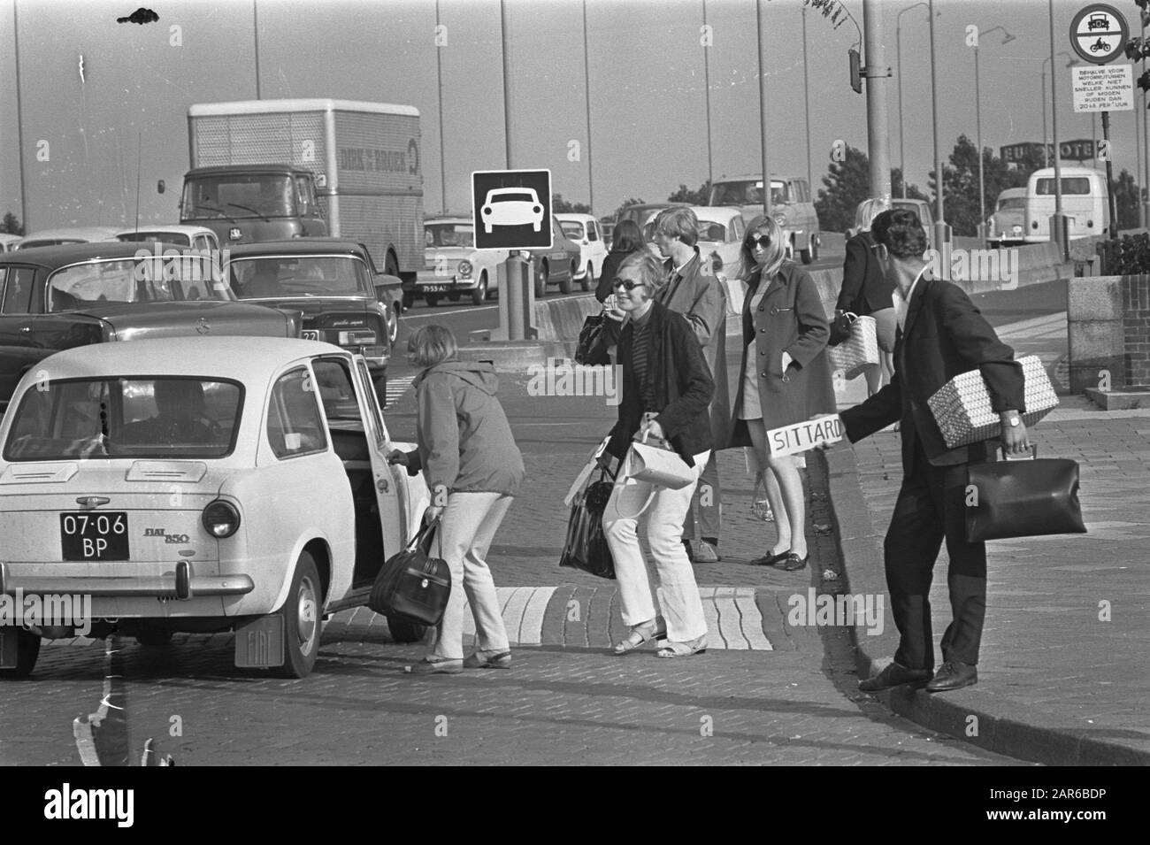 Vacanza stampa Hitchhikers sulle strade di Amsterdam Data: 30 Giugno 1967 Località: Amsterdam, Noord-Holland Parole Chiave: Hitchhikers, viaggi, viaggiatori, vacanze, traffico Foto Stock