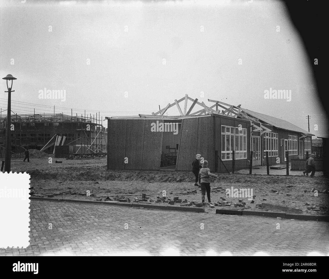 Stormschade Amsterdam, tetto di scuola di stoccaggio West Data: 23 Dicembre 1954 luogo: Amsterdam, Noord-Holland Parole Chiave: STORMSCHAGE, tetti Foto Stock