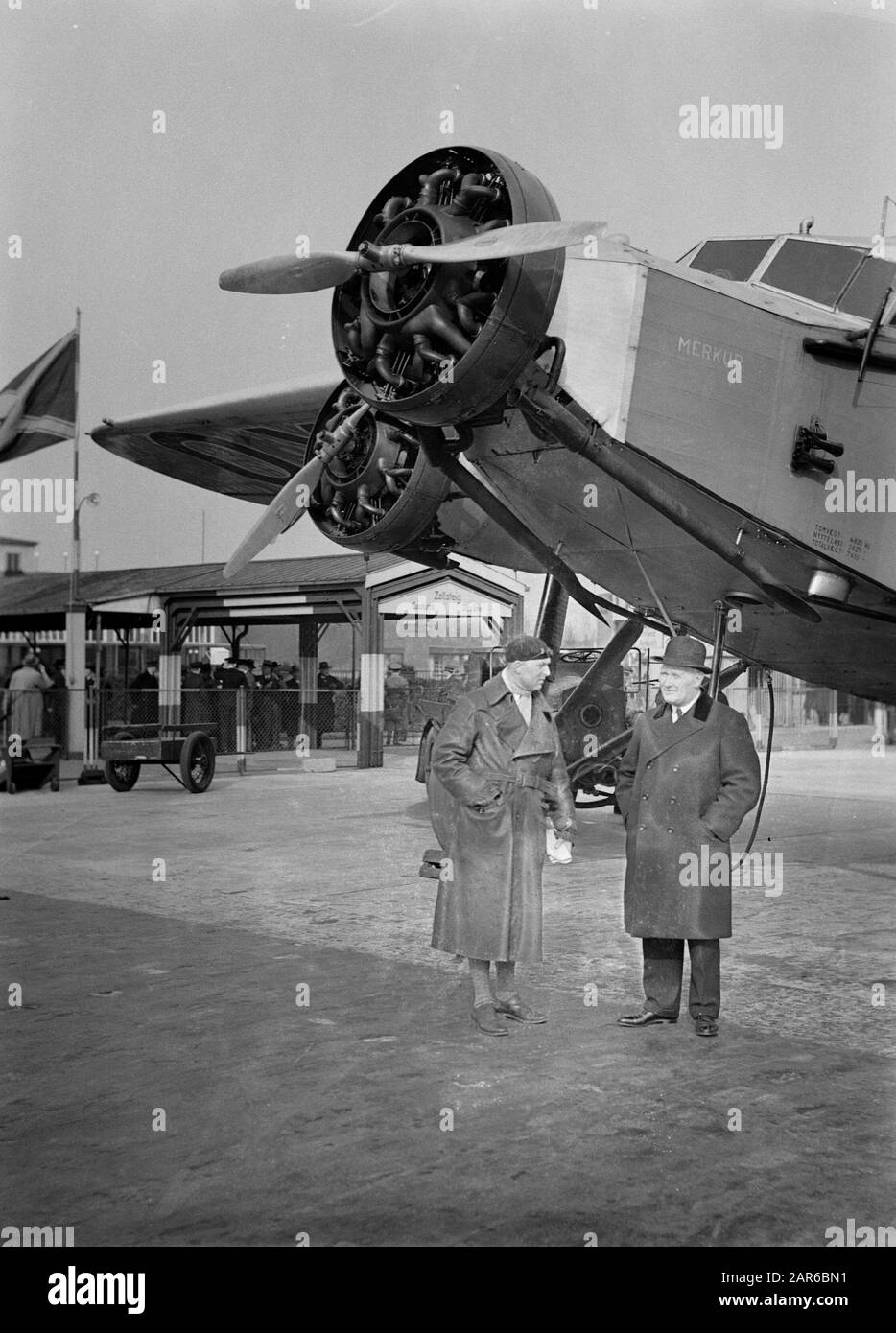 Aeroporto di Berlino - Tempelhof Left Steinbeck e un uomo sconosciuto al Fokker F.XII OY-DIG Merkur Annotation: The Merkur è stato utilizzato dalla compagnia aerea danese Det dall'11 maggio 1933 Danske Luftfartsselskab A/S Data: Ottobre 1934 posizione: Berlino, Germania Parole Chiave: Aviazione, compagnie aeree, eliche, aerei, campi d'aria Nome personale: Steinbeck, [...] Nome Dell'Istituzione: Berlin-Tempelhof Foto Stock