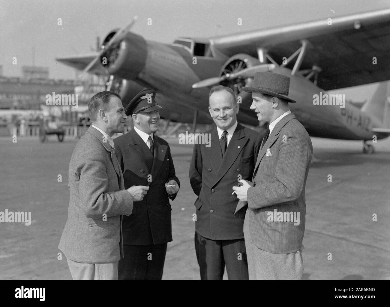 Aeroporto di Berlino - Tempelhof Left Matthias e pilota Horst Merz con in background il Fokker F.XX PH-AIZ Zilvermeeuw della KLM Data: Ottobre 1934 posizione: Berlino, Germania Parole Chiave: Aviazione, compagnie aeree, piloti, aeromobili, aeromobili, aeroporti Nome personale: Matthias, [...], Merz, Horst Institution name: Berlin-Tempelhof, Lufthansa Foto Stock