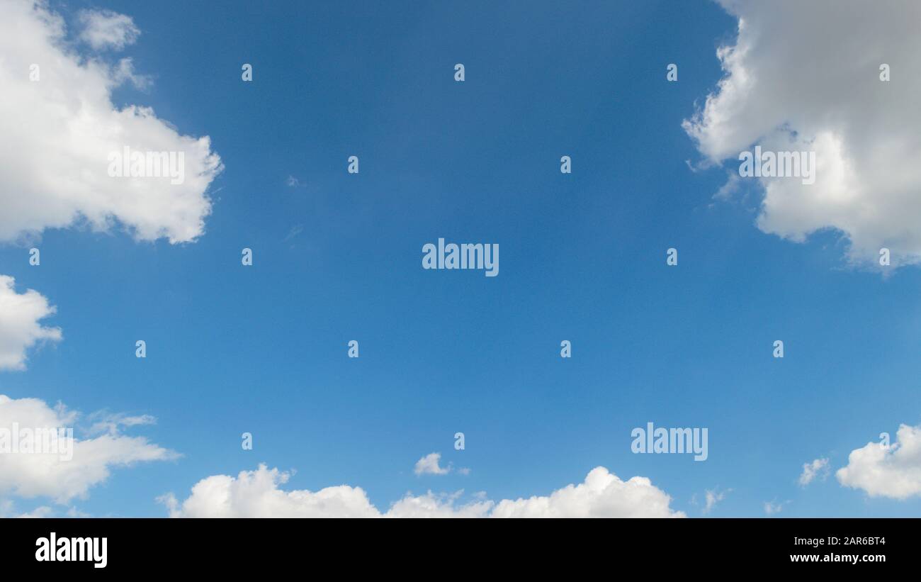 Cielo blu con nube che forma simile cuore. È buona giornata al mattino. È il momento migliore per viaggiare in vacanza. Foto Stock