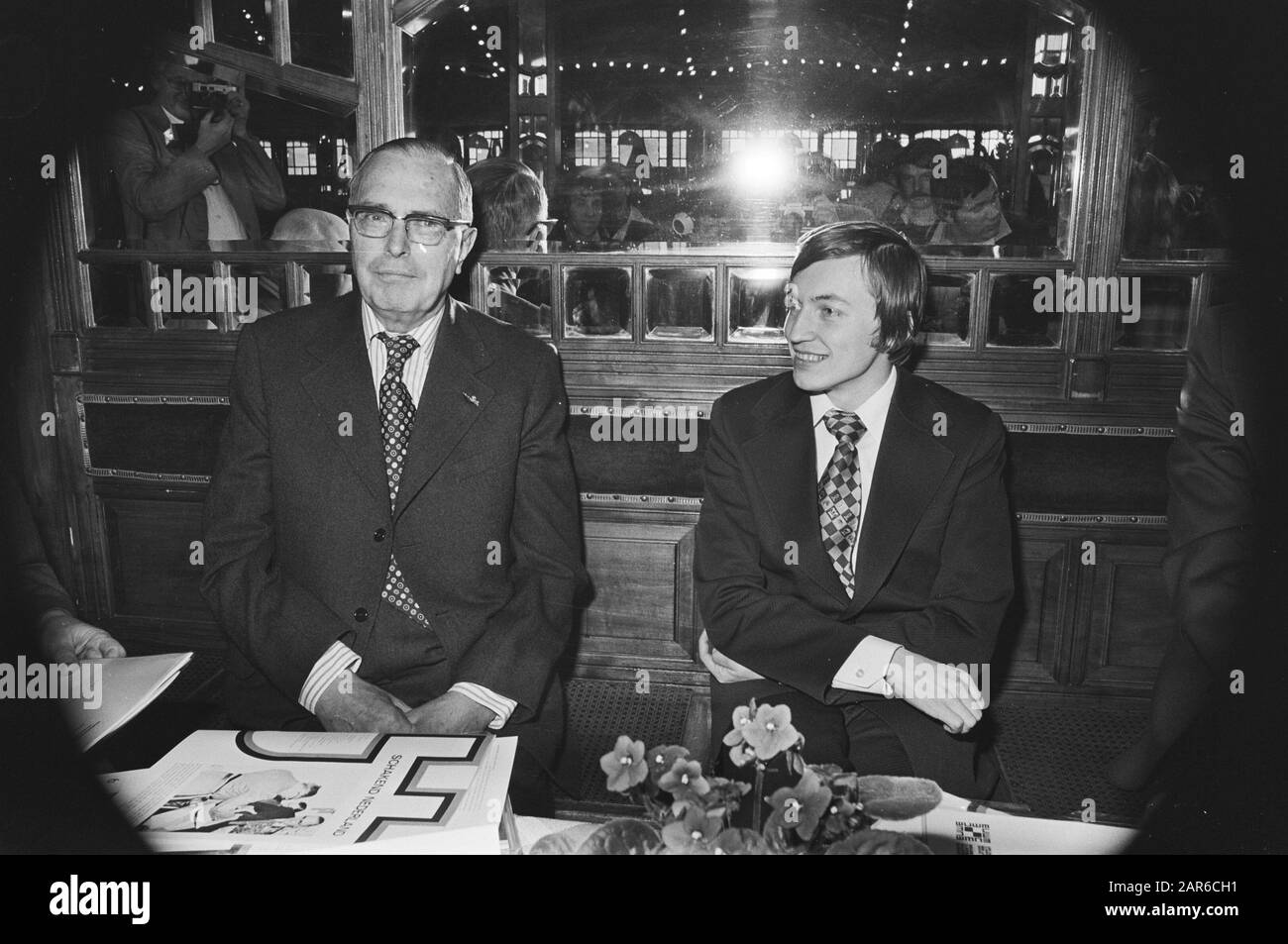 Loting Euwe Vierkampchess, Euwe Met Karpov Data: 13 Maggio 1976 Parole Chiave: Chess Nome Del Personale: Karpov, Anatoli Foto Stock