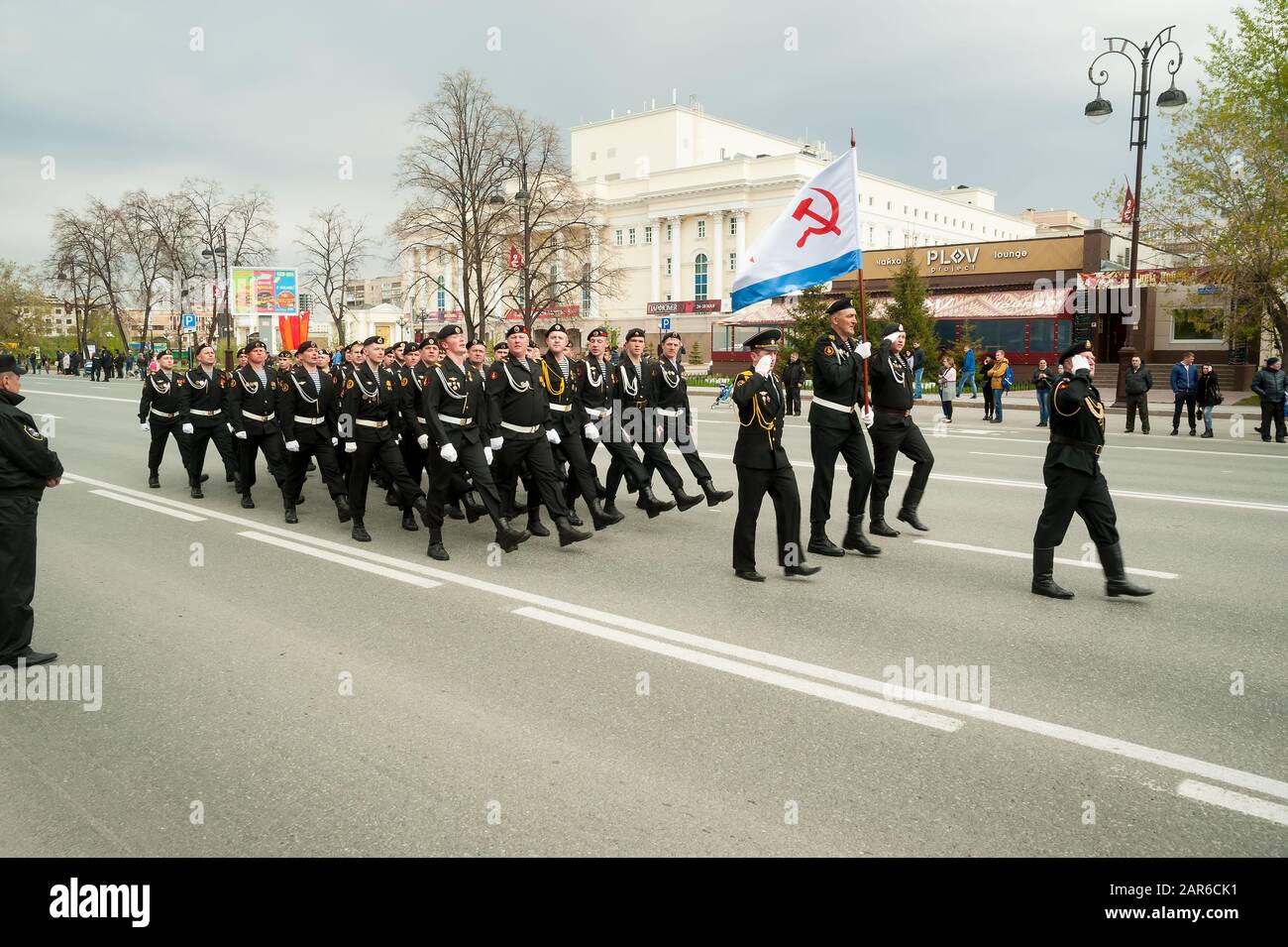 Marines passa Tyumen colonna lungo la strada Foto Stock