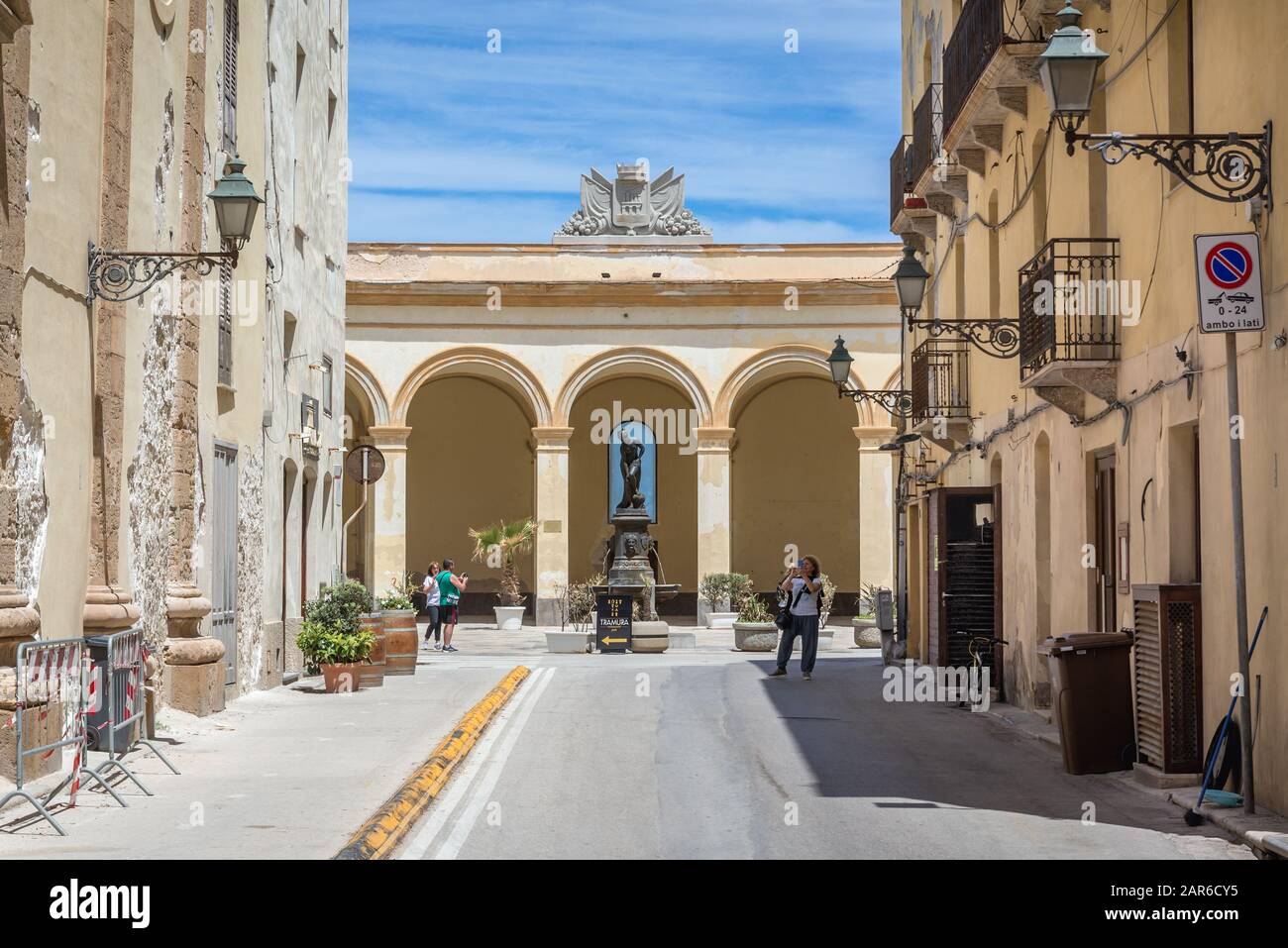 Piazza mercato del Pesce - Piazza del mercato del Pesce con la fontana Venus Anadyomene nella città di Trapani sulla costa occidentale della Sicilia in Italia, vista da Via Torre Foto Stock