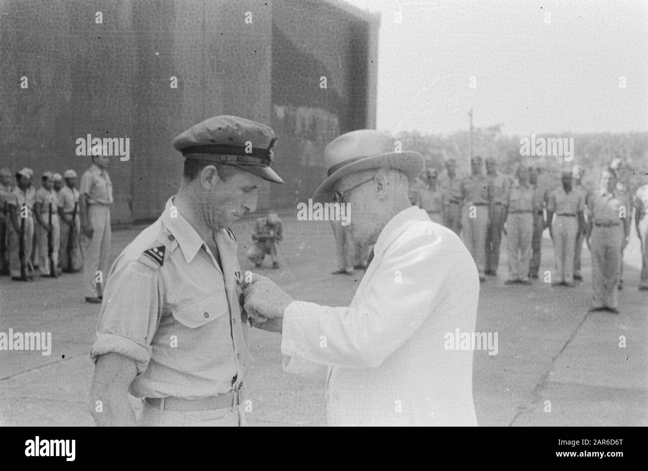 Premio Tenente Colonnello Jessurun Tenente Colonnello R.e. Jessurun riceve a Tjilitan dalle mani del Console generale Dr.Walter C. Foote due premi americani, vale a dire la medaglia d'aria e la medaglia della libertà. Data: 7 Agosto 1946 Luogo: Indonesia, Indie Orientali Olandesi Foto Stock