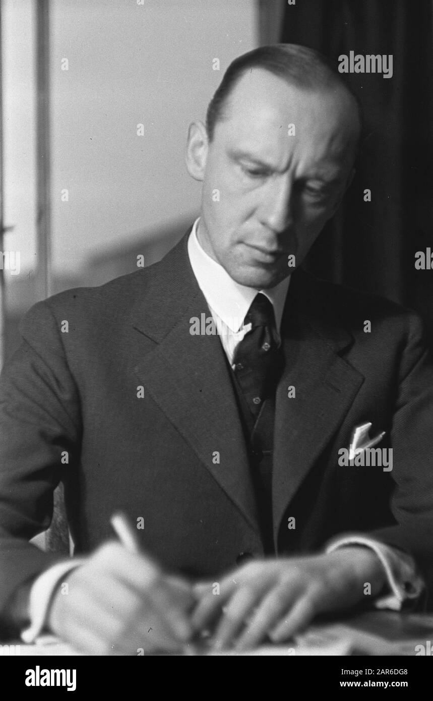 P [Portraits/Persons]/Anfo London Series Major mr. R.P.J. Derksema Annotation: From August 1941 to July 1942 Commander of the Dutch section of the SOE (Special Operations Executive), later Head Section III of the Military Authority Date: {1940-1945} Location: Great Britain, London Keywords: Officers, Portraits, World War II Personal Name: Derksema, R.P.J. Foto Stock