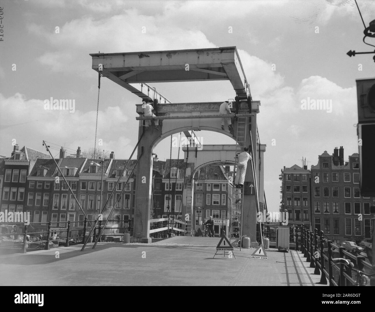 Skinny bridge te Amsterdam is painted Date: May 13, 1958 Location: Amsterdam, Noord-Holland Keywords: Bridge Foto Stock