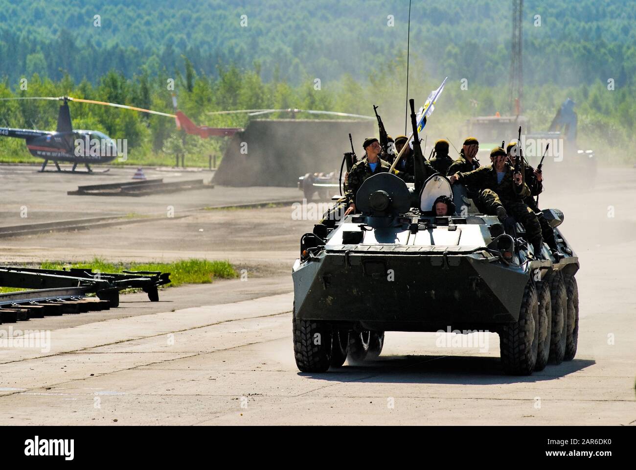 BTR-82un blindato di trasporto di personale con soldati Foto Stock