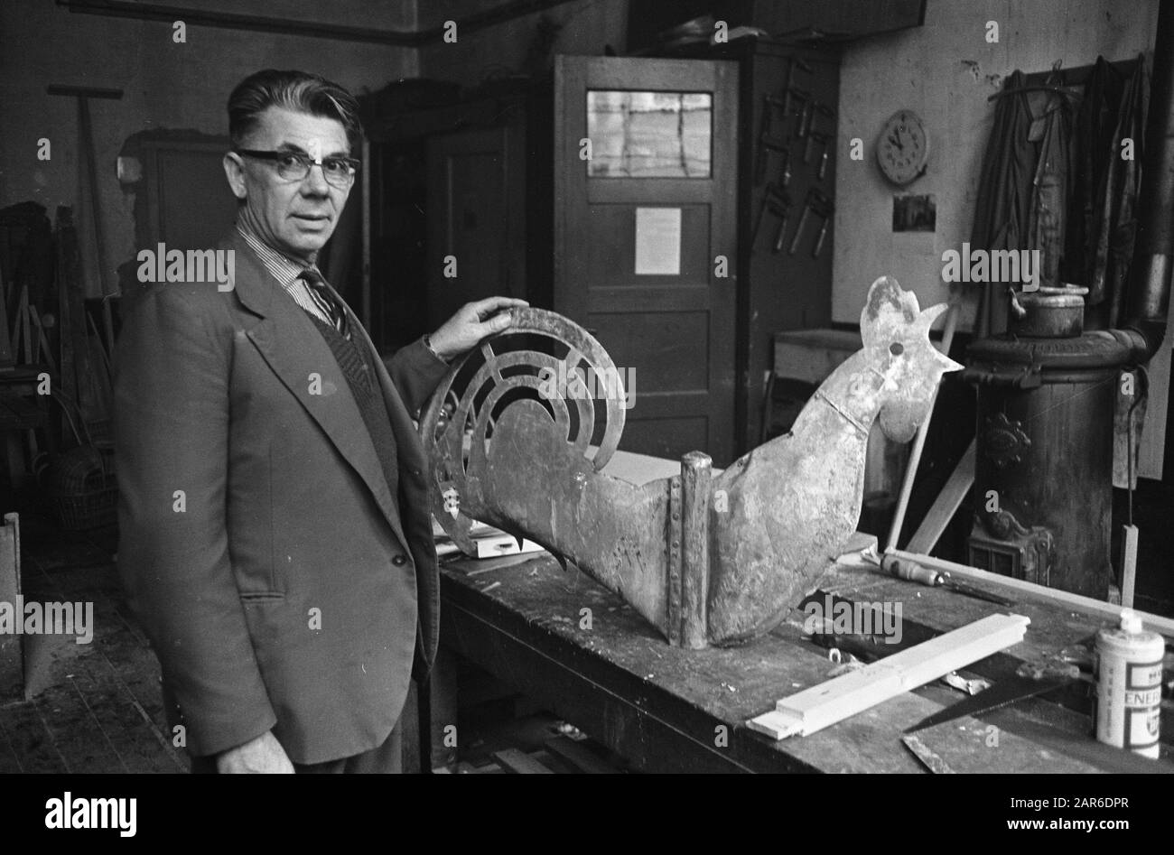 Haantje è soffiato dalla torre della chiesa a Steenwijk Man posa in opere comunali accanto al gallo soffiato Data: 2 novembre 1965 Località: Overijssel, Steenwijk Parole Chiave: Chiese Foto Stock