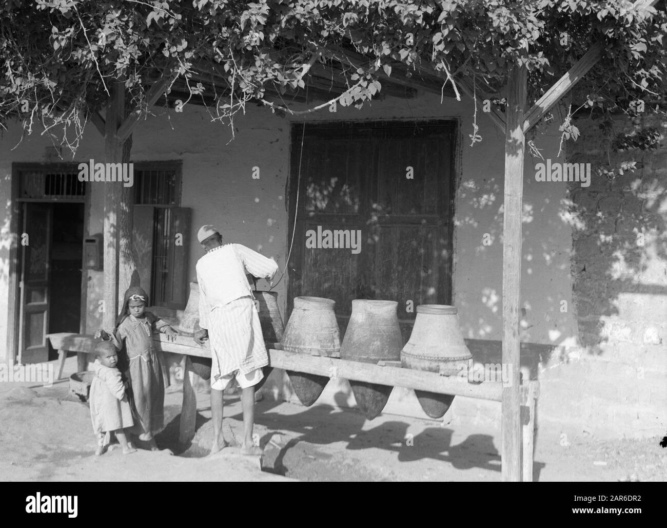 Viaggio in mare con MS Baloeran uomo e bambini da lanciatori in pietra per una casa privata Annotazione: Questa foto fa parte di una serie di foto di un viaggio con la MS Baloeran di Rotterdam Lloyd Data: 1935 luogo: Egitto Parole Chiave: Case Foto Stock