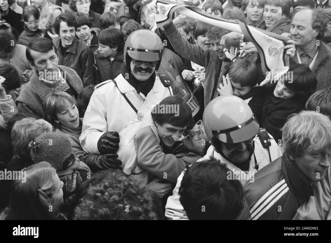 Manifestazione a Tilburg per il club di calcio a pagamento Willem II. Johan Cruijff è abbracciato da donna (con gli agenti di moto) Data: 6 Febbraio 1982 luogo: Noord-Brabant, Tilburg Parole Chiave: Calcio, eventi, sport Nome personale: Cruijff, Johan Institution nome: Willem II Foto Stock