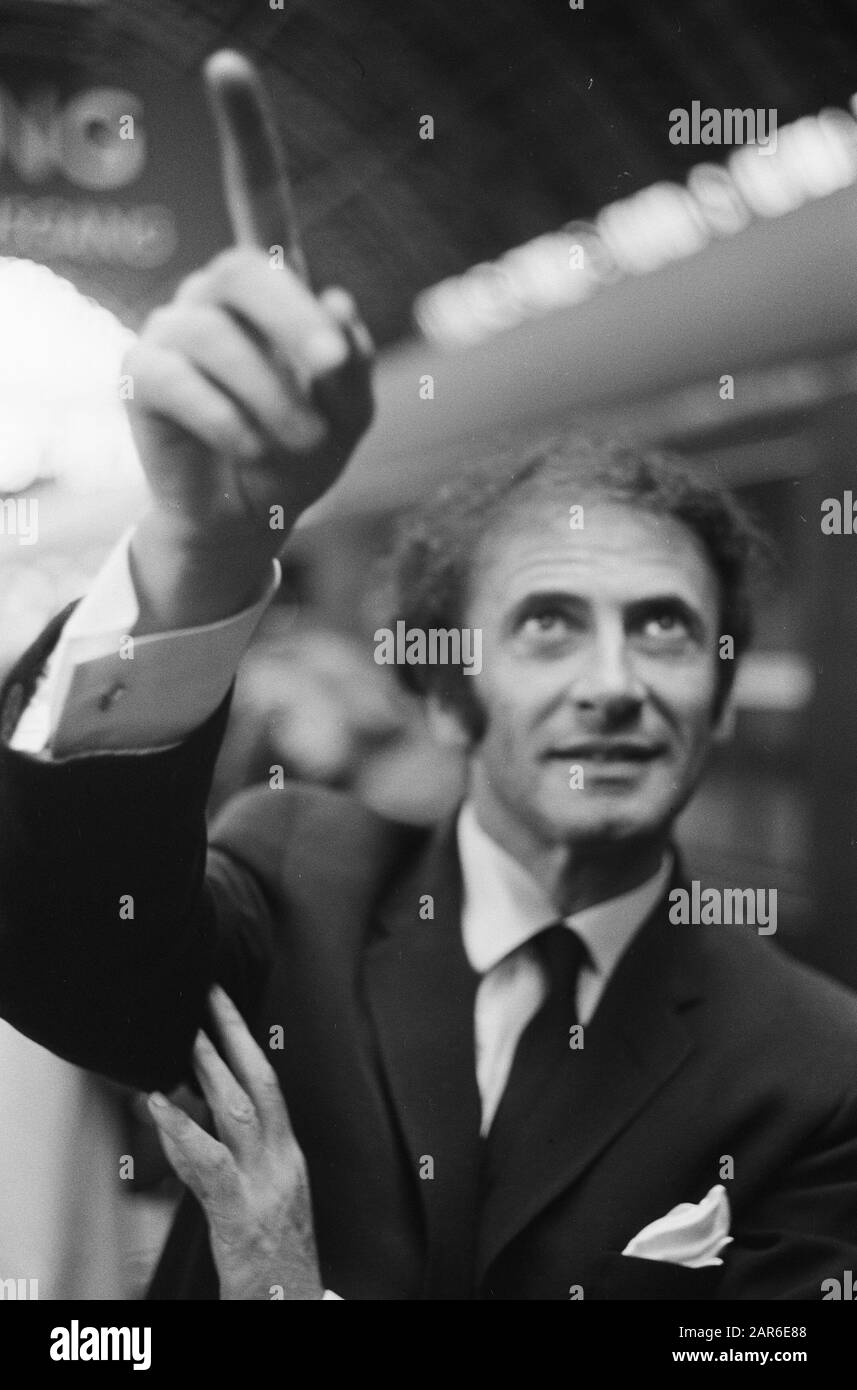 Marcel Marceau alla Stazione Centrale per lo spettacolo nei Paesi Bassi Data: 29 Giugno 1962 Località: Olanda Parole Chiave: Performances Nome personale: Marceau, Marcel Foto Stock