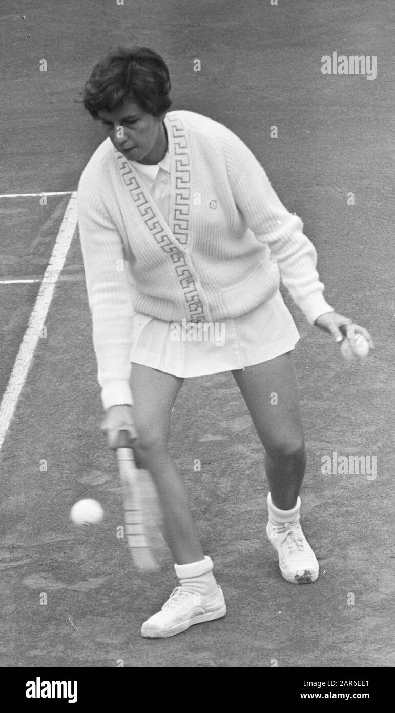 Giocatore brasiliano di tennis Maria Bueno in un torneo a Hilversum, Olanda (1964) Originale: Tennis a Hilversum Maria Bueno durante la partita; Foto Stock