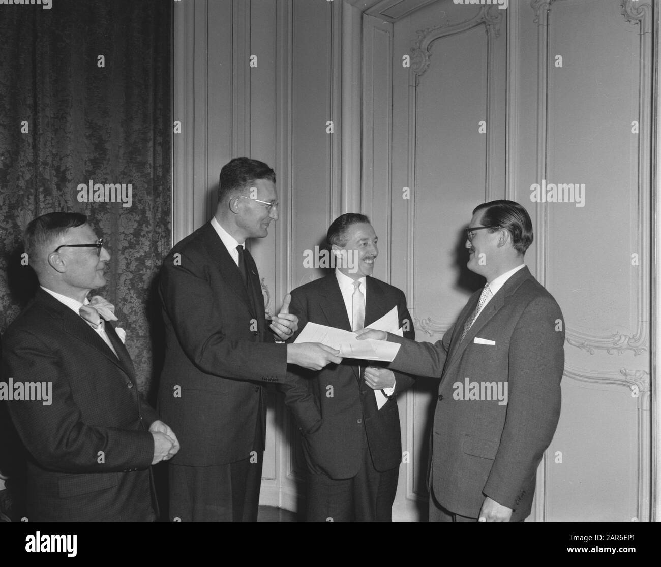 Cerimonia di premiazione Premio di traduzione Martinus Nijhoff, di L.n.r. Antoon Coolen, Professore G. J. Wiarda, Bert Voet E Max Schuchart; Foto Stock