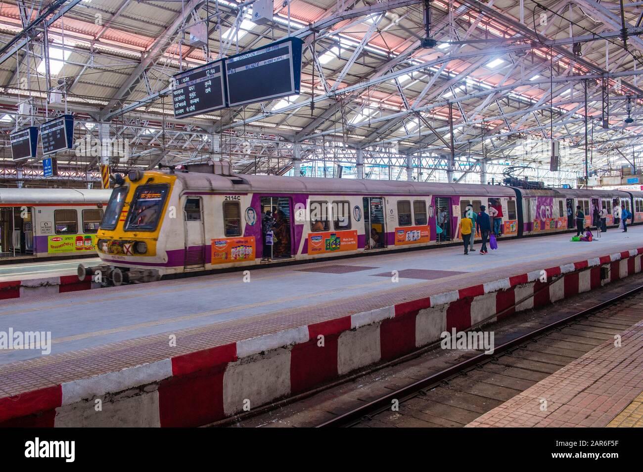 La ferrovia suburbana in Mumbai India Foto Stock