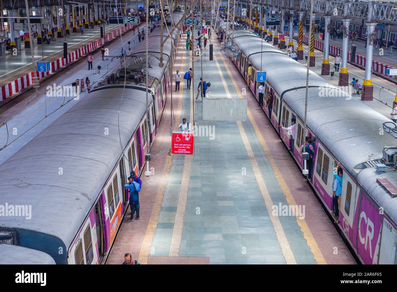 La ferrovia suburbana in Mumbai India Foto Stock