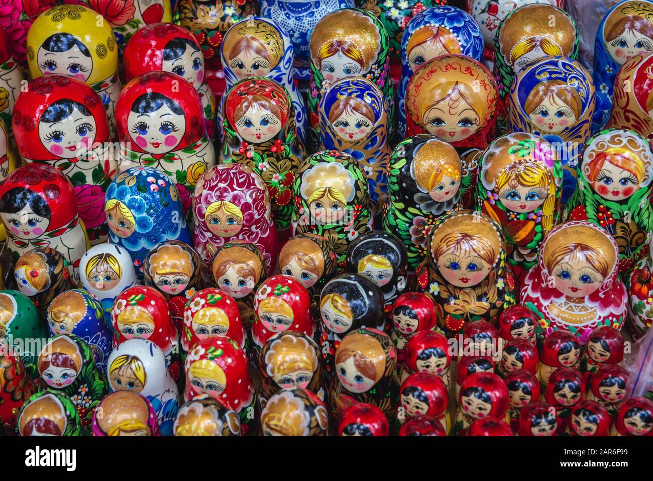 Bambole di Matryoshka su un mercato delle pulci nel centro di Chisinau, capitale della Repubblica di Moldavia Foto Stock