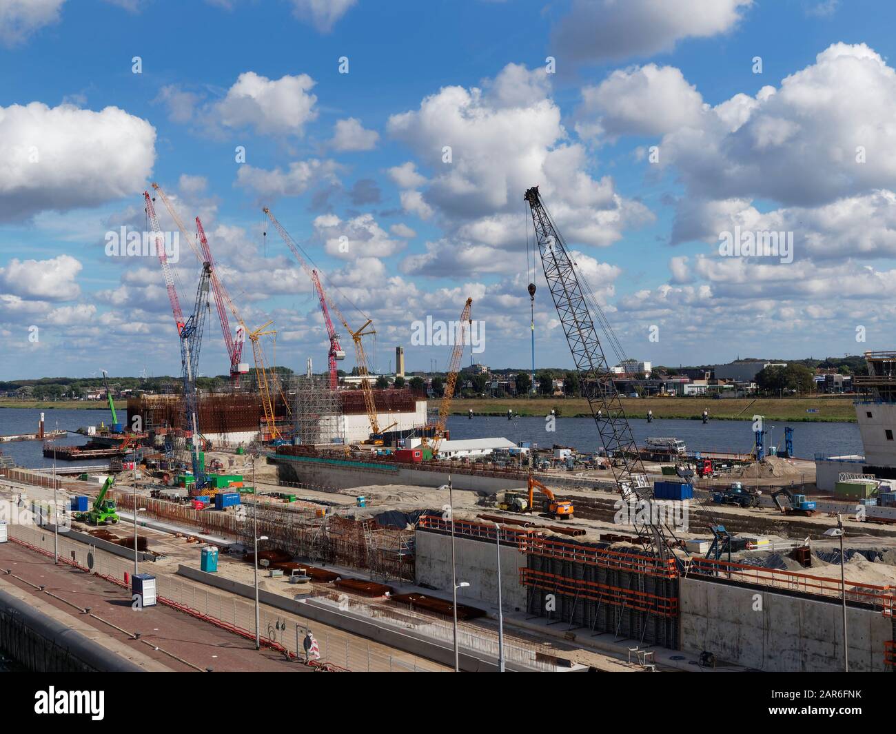 Gru e macchinari vari per l'edilizia presso il sito della costruzione del nuovo Sea lock sul canale olandese del Mare del Nord a Ijmuiden. Foto Stock