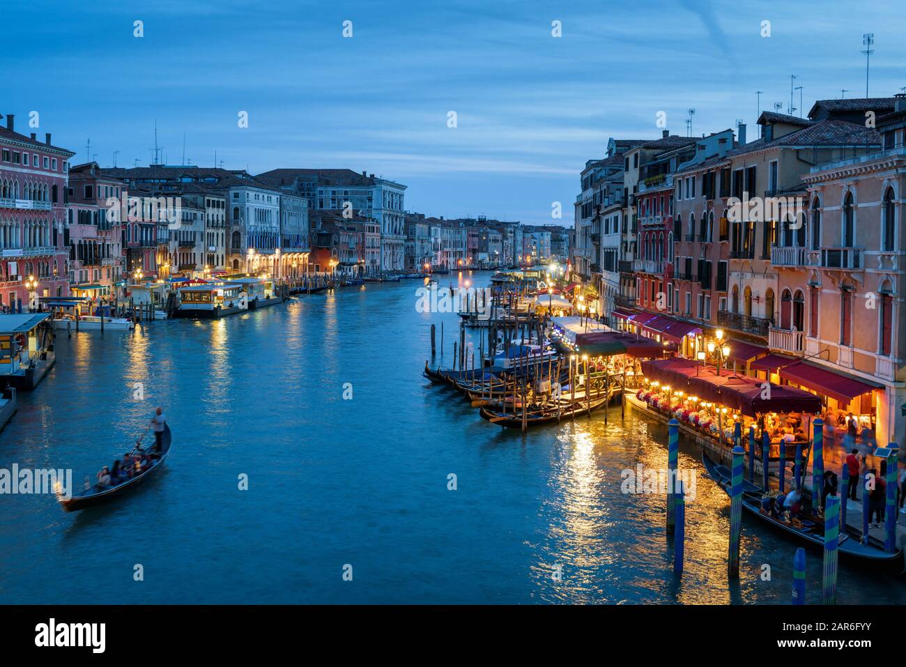 Canal Grande con gondole di notte a Venezia. Il Canal Grande è uno dei principali corridoi di traffico acquatico e attrazioni turistiche di Venezia. Foto Stock