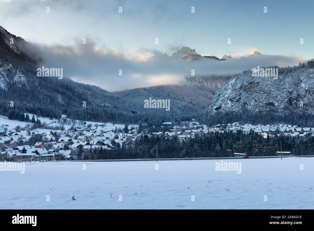 Vrata valle con Mojstrana villaggio in inverno, Slovenia Foto Stock