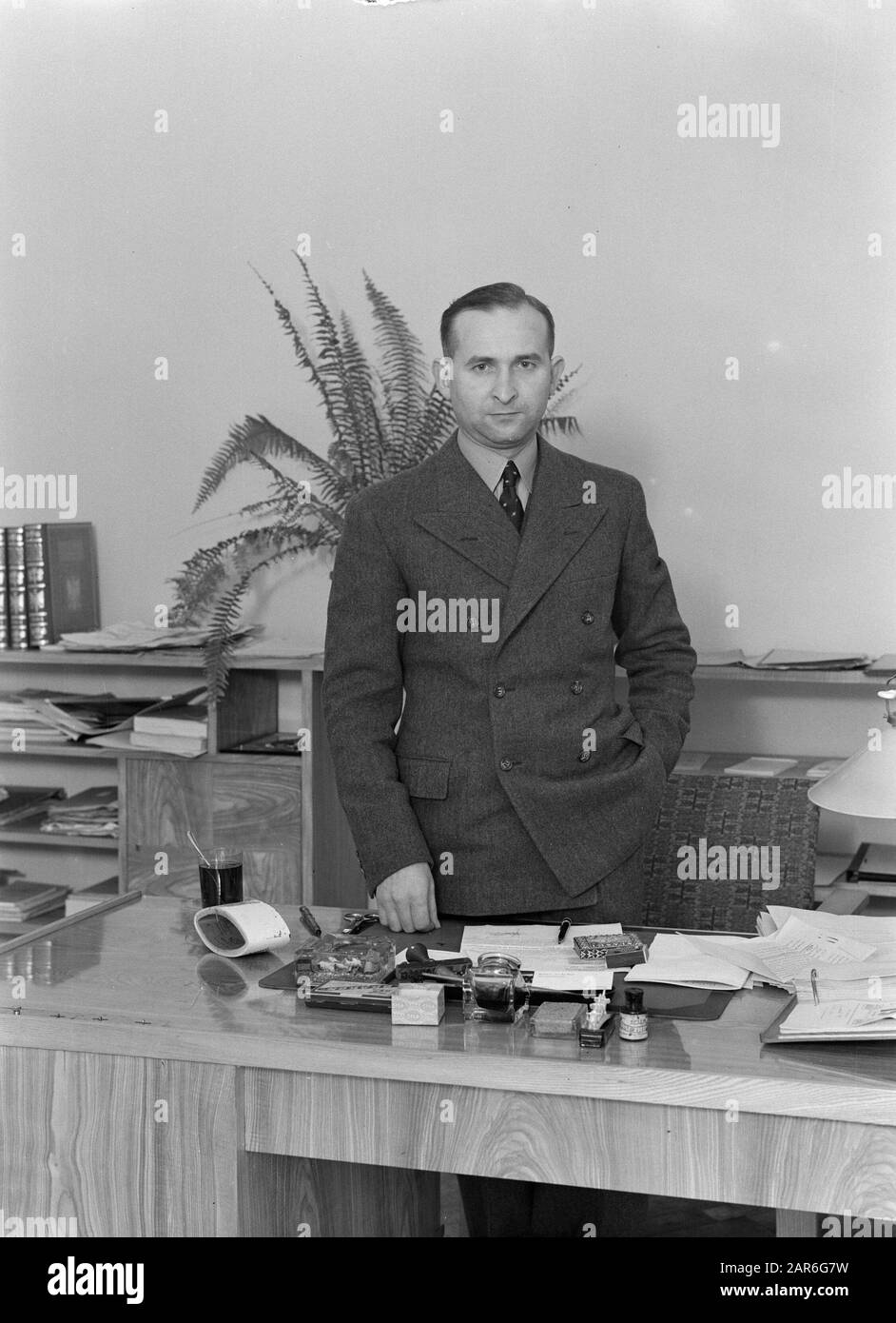 Viaggio in Polonia MieczySåaw Obarski, redattore capo di Polska AgencJatelegrafficzna (PAT) alle spalle della sua scrivania Annotazioni: Il PAT, fondato nel 1918, è stata l'agenzia di stampa della Repubblica di Polonia e anche l'unica in quel paese Data: 1934 Località: Polonia, Varsavia Parole Chiave: Notizie, comunicati stampa, redattori Nome personale: Obarski, MieczySåaw Foto Stock