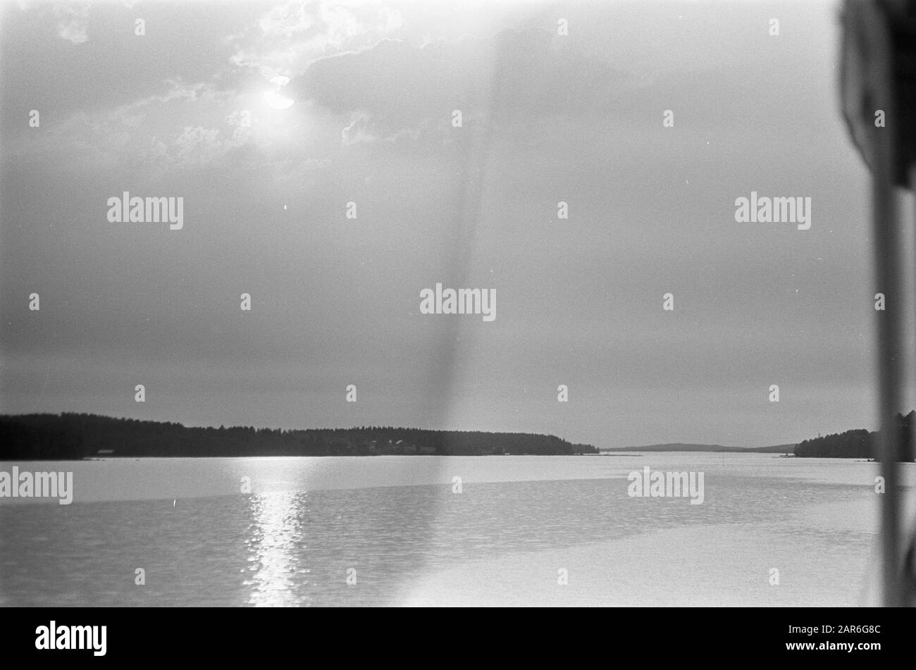 Finlandia Notte di Midsummer (sole sopra il lago) Data: 5 Luglio 1967 Località: Finlandia Parole Chiave: Fenomeni naturali, stagioni, tempo Foto Stock