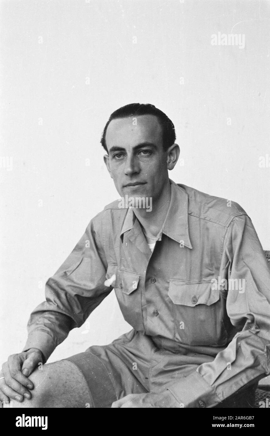 Pass photos VII [Military in shirt without shoulder epaulettes and ranking signs] Data: 1947/07/01 luogo: Indonesia, Indie Orientali Olandesi Foto Stock