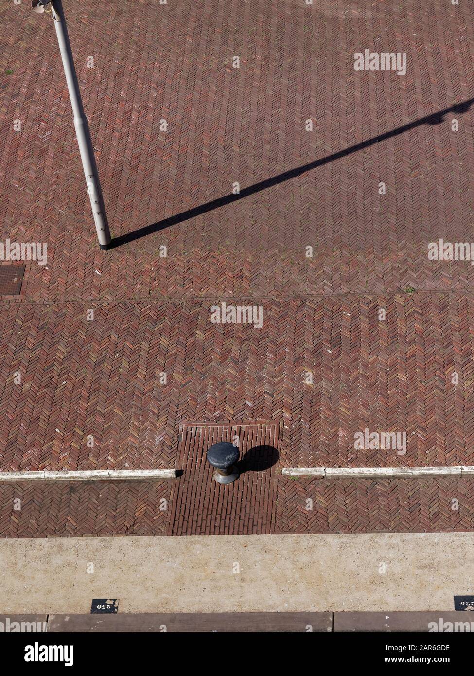 Il Brickwork podered sul Quayside del North Sea Canal Lock a Ijmuiden il Mattino di agosto. Foto Stock