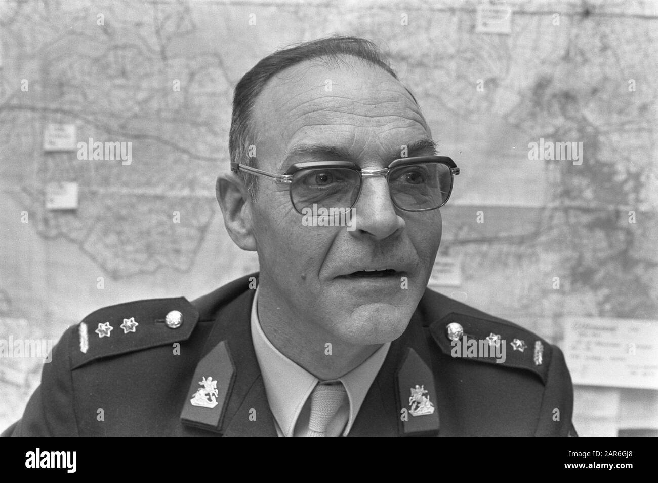 Soldati schierati a raccolti in Zelanda; comandante J. Splinter (leadership militare) (capo) Data: 6 novembre 1974 Località: Zeeland Parole Chiave: MITARIEN, ritratti Nome personale: J. Splinter Foto Stock